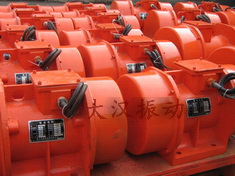 YZS振動(dòng)電機(jī)：加裝防護(hù)外殼，密封性強(qiáng)不易損壞。