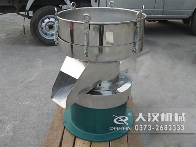 涂料振動篩由：框體，振動斗，出料口，振動電機底座等部件組成