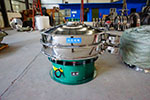 1200型三次元振動篩，產(chǎn)量可達2100kg/h。